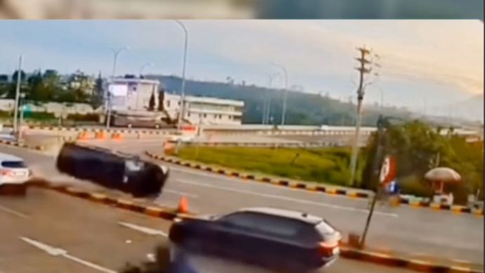 Sebuah kendaraan mengalami kecelakaan hingga terguling di kawasan exit tol Parungkuda, Kabupaten Sukabumi, pada Rabu (25/3/2026) sekitar pukul 06.05 WIB. Rekaman CCTV menunjukkan mobil melaju dengan kecepatan cukup tinggi sebelum akhirnya hilang kendali saat melintasi tikungan dan menghantam pembatas jalan.