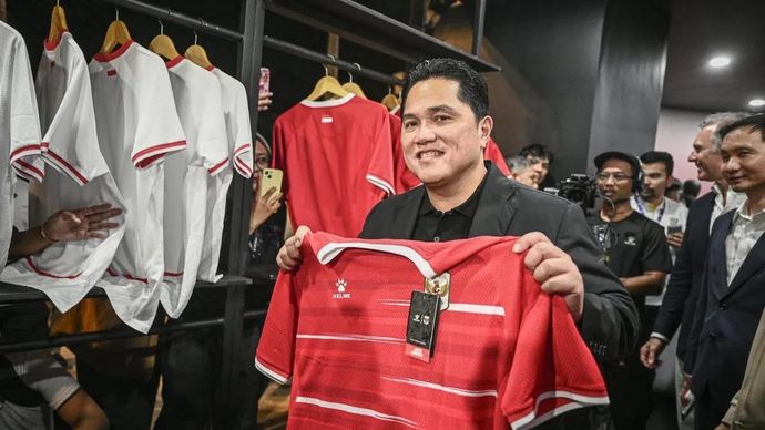 Menteri Pemuda dan Olahraga Erick Thohir memegang jersi terbaru Timnas Indonesia saat peluncurannya di Kompleks Gelora Bung Karno, Senayan, Jakarta, Kamis (12/3/2026). PSSI bersama jenama olahraga asal Spanyol, Kelme resmi meluncurkan jersi terbaru untuk Timnas sepak bola dan Futsal Indonesia sekaligus menjadikan Kelme sebagai penyedia apparel resmi Timnas Indonesia yang dikontrak hingga 2030. ANTARA FOTO/Fauzan/wsj.