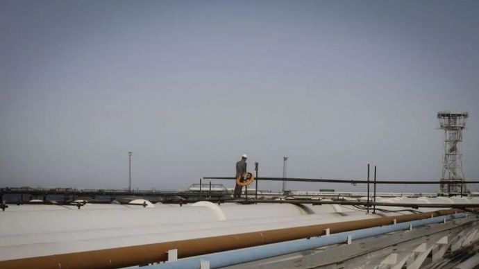 Arsip foto - Seorang pekerja minyak Iran sedang mengerjakan jalur pipa minyak di Pulau Kharg di Teluk Persia, Iran selatan, Selasa (23/2/2016). ANTARA/Xinhua/Ahmad Halabisaz/aa