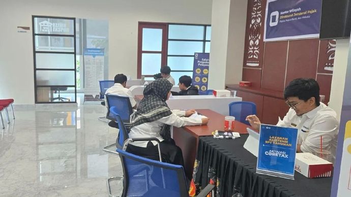 Petugas DJP saat membantu pembuatan cortex bagi wajib pajak di Papua (ANTARA/HO-DJP Papua)