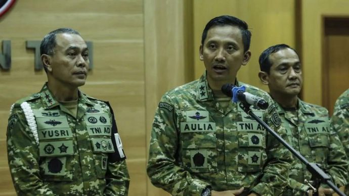 Kapuspen TNI Mayjen TNI Aulia Dwi Nasrullah (tengah) didampingi Komandan Pusat Polisi Militer Mayjen TNI Yusri Nuryanto (kiri) dan Kepala Badan Pembinaan Hukum Laksamana Muda TNI Farid Ma`ruf (kanan) menyampaikan keterangan saat konferensi pers di Mabes TNI, Cilangkap, Jakarta, Rabu (25/3/2026). Dalam konferensi pers tersebut Kepala Pusat Penerangan TNI Mayjen TNI Aulia Dwi Nasrullah mengatakan jabatan Kepala Badan Intelijen Strategis (Kabais) yang sebelumnya dijabat oleh Letjen TNI Yudi Abrimantyo telah diserahkan imbas dari pengusutan kasus penyiraman air keras kepada aktivis KontraS Andrie Yunus. ANTARA FOTO/Asprilla Dwi Adha/nz (ANTARA FOTO/ASPRILLA DWI ADHA)
