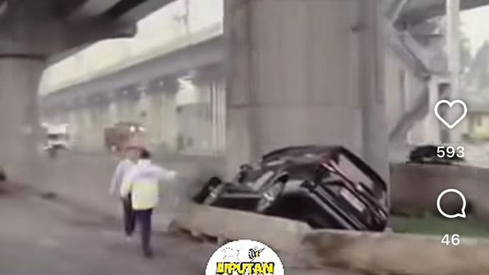 Mobil yang terlibat kecelakaan dengan bus di Jalan Tol Jakarta-Cikampek. 