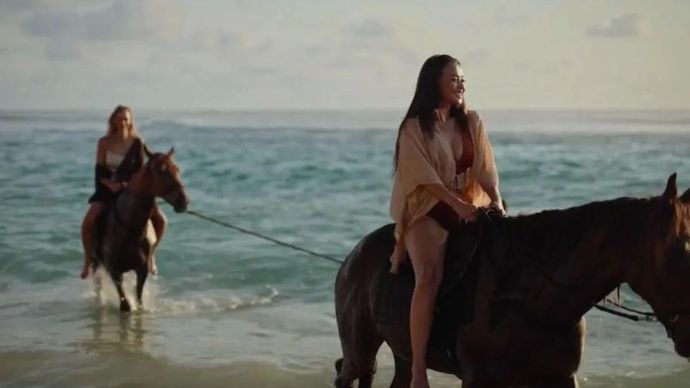 Ilustrasi - Wisatawan sedang menikmati fasilitas untuk menaiki kuda di sebuah pantai. ANTARA/HO-Kementerian Pariwisata.