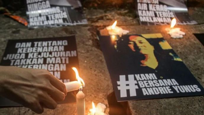 Aktivis menyalakan lilin dalam aksi solidaritas doa bersama untuk Andrie Yunus di depan Kantor Komnas HAM, Jakarta, Selasa (17/3/2026). Aksi tersebut dalam rangka memberikan dukungan kepada Andrie Yunus yang tengah menjalani perawatan usai mengalami teror penyiraman air keras oleh orang tak dikenal pada Kamis (12/3) malam. ANTARA FOTO/Darryl Ramadhan/foc.