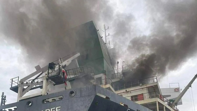 Api keluar dari kapal kargo Thailand setelah diserang di Selat Hormuz, Iran, Rabu (11/3/2026).