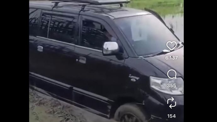 Mobil masuk ke area sawah di Kabupaten Bekasi. 