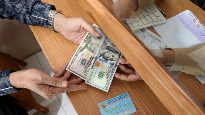 Ilustrasi - Warga menjual mata uang dolar Amerika Serikat (AS) di Debe money changer, Banda Aceh, Aceh. ANTARA FOTO/Irwansyah Putra/Spt.