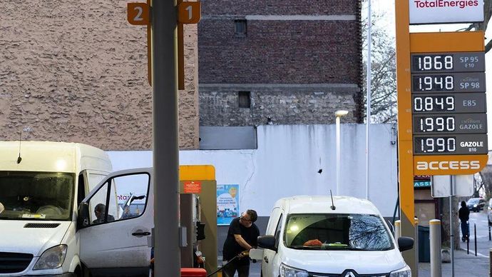 Arsip - Seorang pengendara mengisi BBM di sebuah SPBU di Paris, Prancis, (9/3/2026). (ANTARA/Xinhua/Wu Huiwo/aa.)