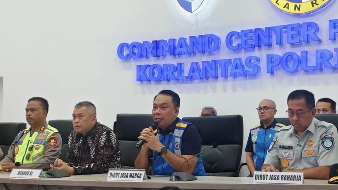 Direktur Utama Jasa Marga Rivan A. Purwantono (kedua kanan) memberikan keterangan pers di Posko Command Center Korlantas Polri KM 29 Tol Cikampek, Kabupaten Bekasi, Jawa Barat, Jumat (27/3/2026). (ANTARA/Nadia Putri Rahmani)