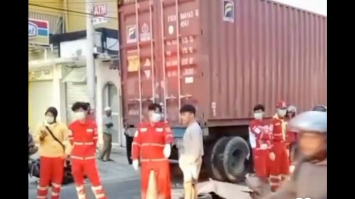 Pemotor tabrak dan terlindas truk kontainer. 