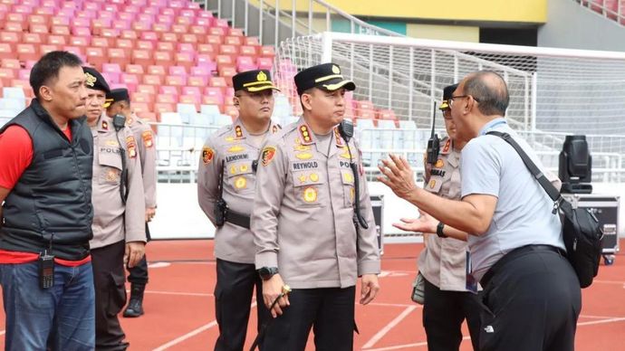 Kapolres Metro Jakarta Pusat Kombes Pol Reynold E.P Hutagalung (kedua kanan) saat meninjau GBK di Jakarta, Jumat (27/3/2026). ANTARA/HO-Humas Polres Jakpus