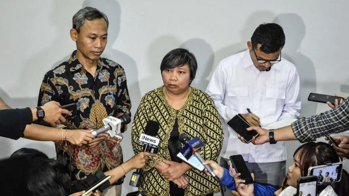 Ketua Komnas HAM Anis Hidayah (tengah) didampingi Koordinator Subkomisi Penegakan HAM dan Komisioner Mediasi Komnas HAM Pramono Ubaid Tanthowi (kiri) serta Komisioner Pemantauan dan Penyelidikan Komnas HAM Saurlin P. Siagian (kanan) menyampaikan konferensi pers di RSCM Jakarta, Kamis (26/3/2026). Komnas HAM mendalami dampak medis dan psikologis korban penyiraman zat kimia terhadap aktivis KontraS Andrie Yunus serta memastikan kondisi korban sejak awal masuk rumah sakit hingga rencana pemulihan ke depan. ANTARA FOTO/Ahmad Naufal Oktavian/dr/bar