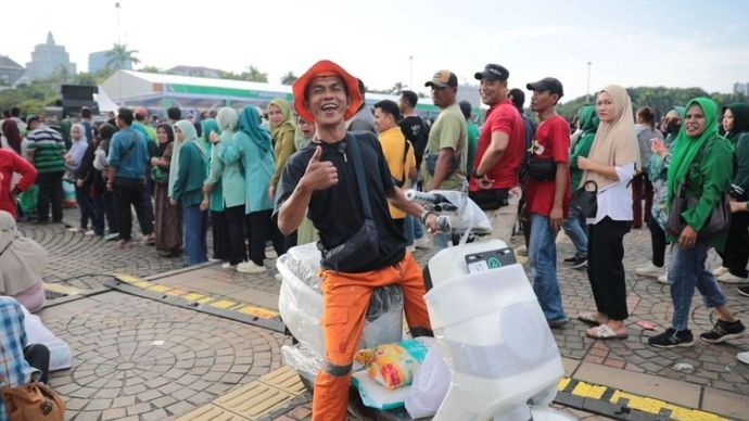 Gunawan mengaku sangat bersyukur atas hadiah doorprize motor listrik di pasar murah pemerintah di Monas. (Foto: Dok/Istimewa/Bakom RI) 