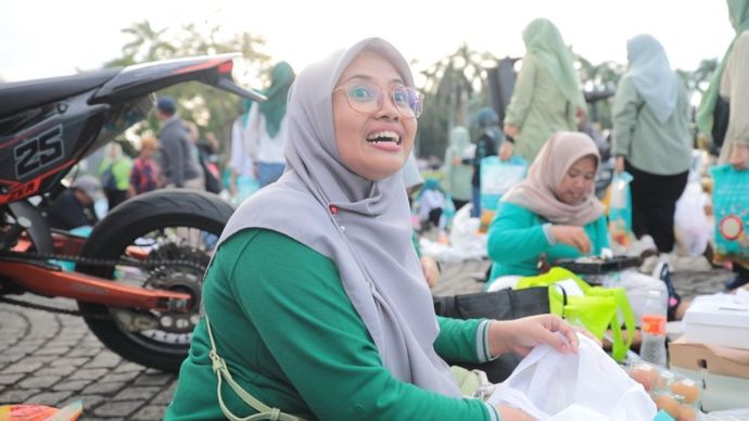Pengunjung berkesempatan mendapatkan paket sembako hingga makanan kaki lima secara gratis di acara Pasar Murah Pemerintah di Monas. (Foto: Dok/Istimewa/Bakom RI)
