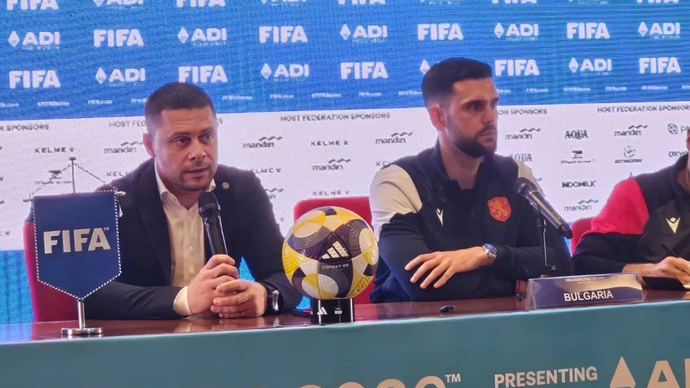 Pelatih timnas Bulgaria Aleksandar Dimitrov (kiri) menjawab pertanyaan pewarta pada jumpa pers menjelang pertandingan FIFA Series 2026 melawan Kepulauan Solomon di Stadion Utama Gelora Bung Karno, Jakarta, Kamis (26/3/2026). (ANTARA/Rauf Adipati)