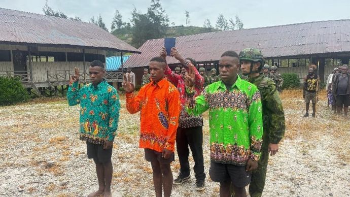 Momen Mengharukan Tiga Eks OPM Cium Merah Putih dan Kembali ke NKRI