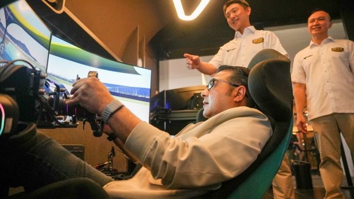 Menteri Ekonomi Kreatif/Kepala Badan Ekonomi Kreatif, Teuku Riefky Harsya, menghadiri peluncuran Tim Dewa United Motorsports musim 2026 di Entertainment District PIK 2, Tangerang, Banten. (Foto: Dok/Istimewa) 