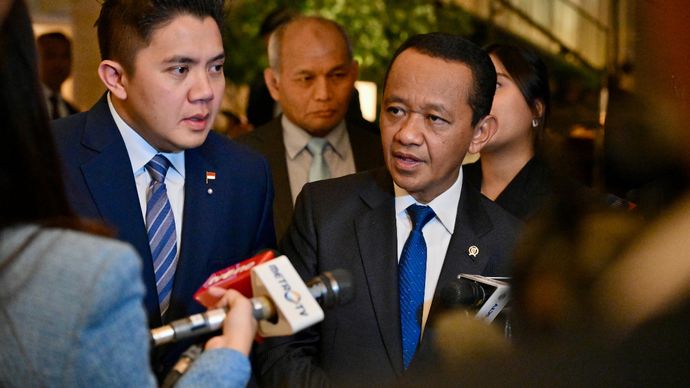 Sekretaris Kabinet Teddy Indra Wijaya dan Menteri Energi dan Sumber Daya Mineral (ESDM) Bahlil Lahadalia
