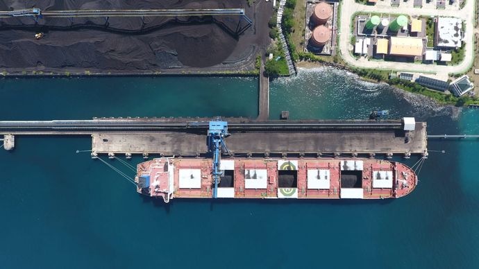 Lembaga pemeringkat internasional Fitch Ratings menaikkan asumsi harga logam dan komoditas tambang untuk tahun 2026. Proyeksi ini dinilai berpotensi menjadi sentimen positif bagi kinerja saham emiten pertambangan yang tercatat di Bursa Efek Indonesia