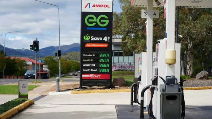 Harga bahan bakar dipamerkan secara aktual di sebuah pom bensin di Canberra, Australia, pada 20 Maret 2026. (ANTARA/Xinhua/Zhang Na)