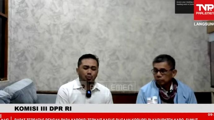 Amsal Sitepu menangis saat mengadu ke Komisi III DPR RI. 