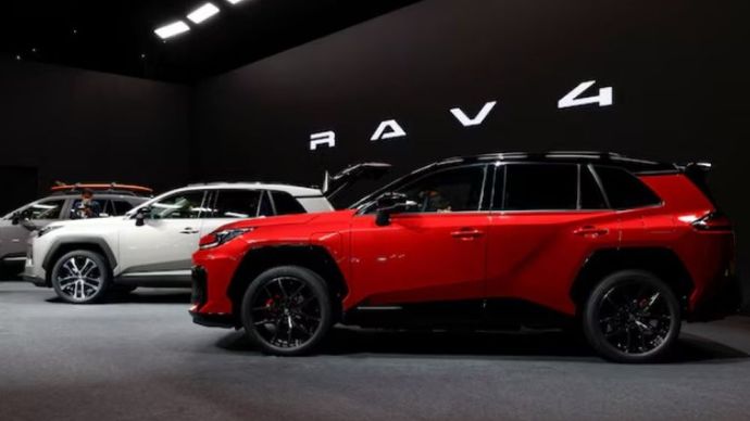 SUV RAV4 terbaru dari Toyota Motor dipamerkan selama acara peluncuran perdananya di dunia di Tokyo, Jepang, 21 Mei 2025. (Foto: Dok/Manami Yamada/Reuters) 