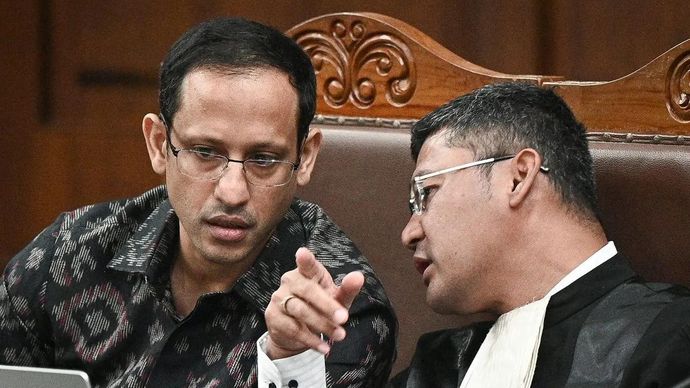 Terdakwa kasus dugaan korupsi pengadaan laptop Chromebook dalam program digitalisasi pendidikan di Kemendikbudristek Nadiem Makarim (kiri) berbincang dengan penasihat hukumnya saat sidang lanjutan di Pengadilan Tipikor, Jakarta, Senin (30/3/2026). Sidang lanjutan Mendikbudristek periode 2019-2024 tersebut beragendakan mendengarkan keterangan dua orang saksi ahli yang dihadirkan Jaksa Penuntut Umum (JPU) yaitu Kepala Subdirektorat Ketentuan Umum Perpajakan dan Penagihan Pajak dengan Surat Paksa Direktorat Jenderal Pajak Kementerian Keuangan Meidijati dan Ahli Hukum Pidana dari Universitas Borobudur Jakarta Ahmad Redi. ANTARA FOTO/Fauzan/bar