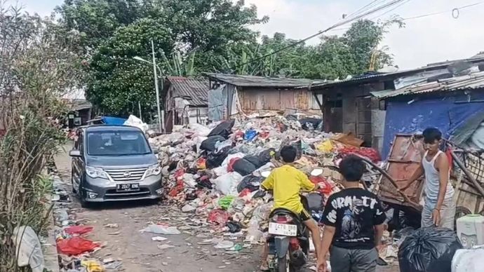 Tumpukan sampah di Tempat Penampungan Sementara (TPS) Rawadas, Pondok Kopi, Duren Sawit, Jakarta Timur, memenuhi akses jalan, Selasa 31 Maret 2026. (ANTARA/Siti Nurhaliza).