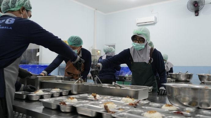 Hari pertama kembali beroperasinya program Makan Bergizi Gratis (MBG) disambut antusias oleh relawan dan petugas di Satuan Pelayanan Pemenuhan Gizi (SPPG). 