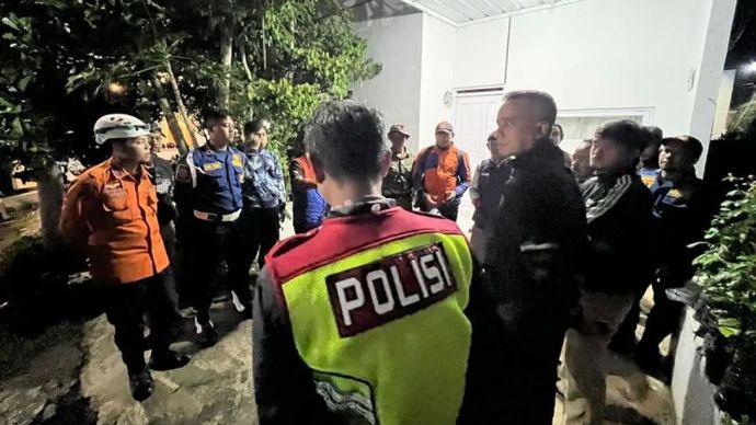 Polisi bersama petugas gabungan lainnya melakukan pencarian seorang remaja yang hilang di kawasan kaki Gunung Guntur, Kabupaten Garut, Jawa Barat, Minggu (29/3/2026). ANTARA/HO-Polres Garut