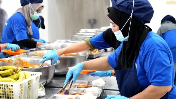 Arsip - Petugas di SPPG tengah menyiapkan Makan Bergizi Gratis (MBG) untuk diberikan kepada penerima manfaat. (ANTARA/HO-BGN)