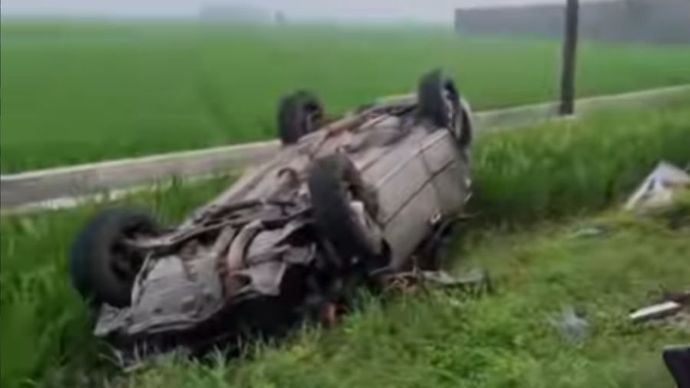 Adu banteng truk dengan minibus di Karawang