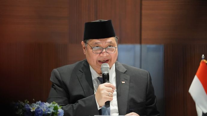 Menteri Koordinator Bidang Perekonomian Airlangga Hartarto menyampaikan keterangan dalam sebuah konferensi di Jakarta.