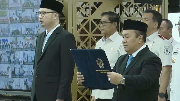 Tangkapan Layar - Hendarsam Marantoko mengikuti pembacaan sumpah saat upacara pelantikan dan serah terima jabatan sebagai Direktur Jenderal (Dirjen) Imigrasi di Gedung Direktorat Jenderal (Ditjen) Imigrasi, Jakarta, Rabu (1/4/2026). (ANTARA/YouTube Kemenimipas/Muhammad Rizki)