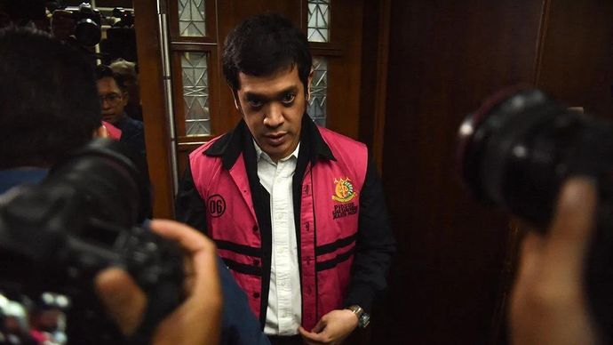 Terdakwa kasus dugaan korupsi tata kelola minyak mentah dan produk kilang pada PT Pertamina Muhamad Kerry Adrianto Riza bersiap mengikuti sidang pembacaan putusan di Pengadilan Tipikor, Jakarta Pusat, Jumat (27/2/2026) dinihari. Majelis hakim memvonis Beneficial owner PT Navigator Khatulistiwa yang juga anak dari Riza Chalid, Muhamad Kerry Adrianto Riza dengan pidana penjara 15 tahun dan denda Rp1 miliar subsider 190 hari kurungan juga menjatuhkan pidana tambahan untuk membayar uang pengganti sejumlah Rp2.905.420.003.854 subsider 5 tahun, serta Komisaris PT Jenggala Maritim Nusantara (JMN) Dimas Werhaspati dan Komisaris PT Pelayaran Mahameru Kencana Abadi (PMKA) Gading Ramadhan Joedo dengan pidana 13 tahun penjara dan denda Rp1 miliar subsider 190 hari kurungan. ANTARA FOTO/Indrianto Eko Suwarso/rwa.