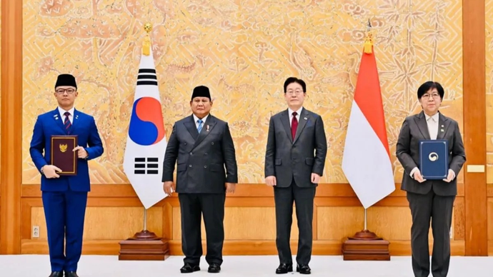 Presiden Prabowo Subianto menyaksikan secara langsung pengumuman dan pertukaran 10 nota kesepahaman (MoU) antara Indonesia dan Korea Selatan dalam kunjungan kenegaraannya di Istana Kepresidenan Korea Selatan, Cheong Wa Dae (Blue House), Seoul, Rabu (