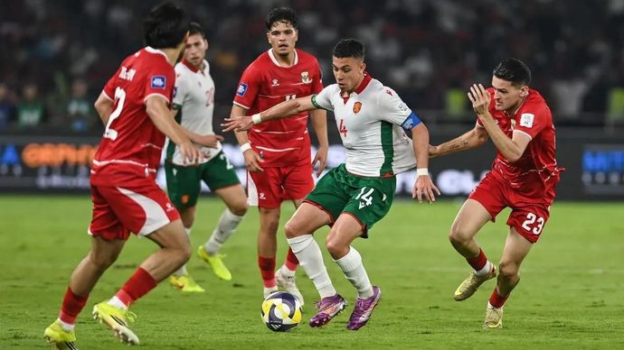Pesepak bola Timnas Indonesia Justin Hubner (kanan) berusaha mengadang pesepak bola Bulgaria Filip Krastev (tengah) pada pertandingan final FIFA Series 2026 di Stadion Utama Gelora Bung Karno (SUGBK), Senayan, Jakarta, Senin (30/3/2026). ANTARA FOTO/Asprilla Dwi Adha (ANTARA FOTO/ASPRILLA DWI ADHA)