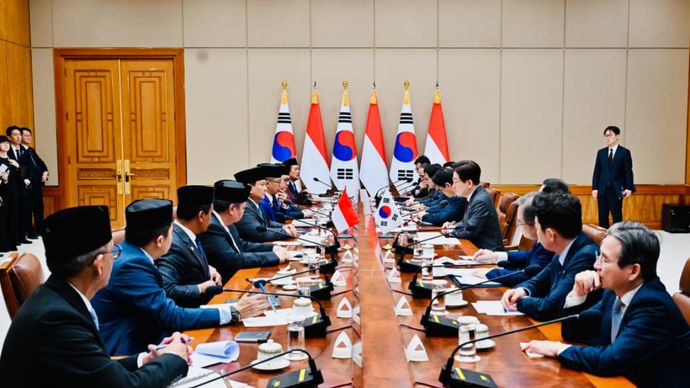 Presiden Republik Indonesia Prabowo Subianto disambut dengan Presiden Republik Korea Lee Jae Myung di Istana Kepresidenan Republik Korea