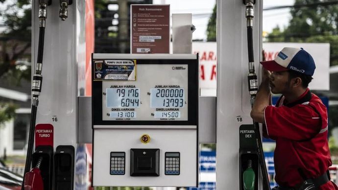 Petugas berdiri di samping mesin pengisian bahan bakar minyak (BBM) di SPBU COCO Jalan Ahmad Yani, Semarang, Jawa Tengah, Selasa (31/3/2026). ANTARA FOTO/Aprillio Akbar/tom.