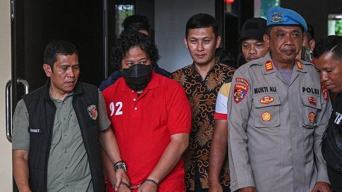 Arsip foto - Tersangka kasus kebakaran gedung yang menewaskan 22 orang berinisial DW (tengah) dihadirkan saat konferensi pers di Mapolres Jakarta Pusat, Jakarta, Jumat (12/12/2025). ANTARA FOTO/Fauzan/rwa.