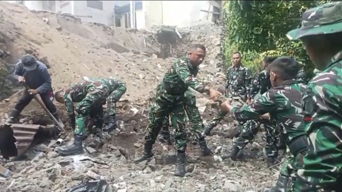 Tentara Nasional Indonesia bergerak cepat tangani dampak gempa M 7,6 di Sulawesi Utara dengan evakuasi korban, pembersihan puing, dan bantuan langsung ke masyarakat. Kehadiran TNI menjadi wujud nyata kepedulian dalam percepatan pemulihan pascabencana.
