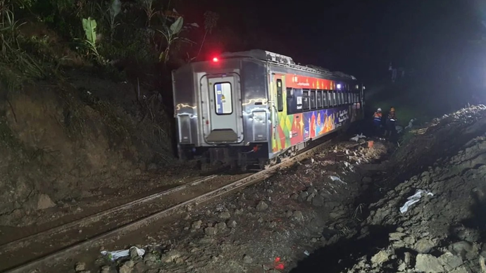 Kereta api melintas di petak jalan kereta Maswati-Sasaksaat selepas longsoran berhasil dibersihkan, Kamis (2/4/2026). (ANTARA/HO Daop 2 Bandung)