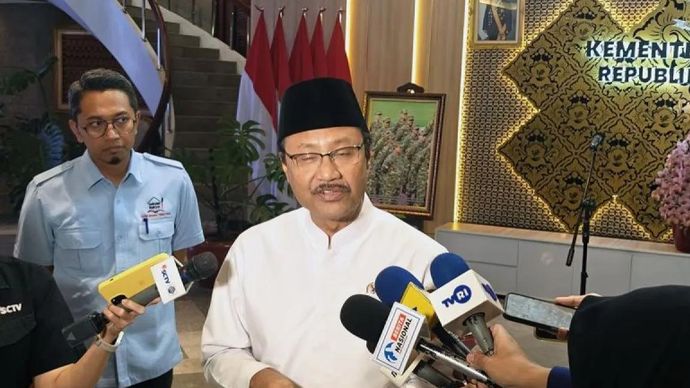 Menteri Sosial Saifullah Yusuf menjawab pertanyaan pewarta terkait penyaluran bantuan sosial reguler triwulan kedua selepas pertemuan terbatas dengan Kepala BPS Amalia Adininggar di Jakarta, Rabu 1 April 2026. ANTARA/M Riezko Bima Elko Prasetyo/pri.
