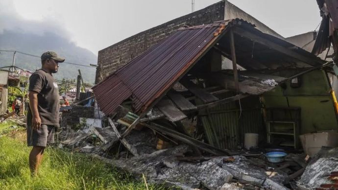 Warga mengamati rumah rusak terdampak gempa magnitudo 7,6 di Kelurahan Gambersi, Ternate, Maluku Utara, Kamis (2/4/2026). ANTARA FOTO/Andri Saputra/rwa.