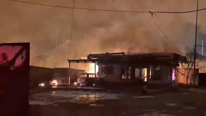 Api membakar area Stasiun Pengisian Bulk Elpiji di Jalan Cinyosog, Kelurahan Cimuning, Kecamatan Mustika Jaya, Kota Bekasi, Jawa Barat, Rabu (1/4) malam hingga Kamis (2/4/2026), dini hari. ANTARA/Pradita Kurniawan Syah