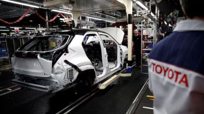 Para karyawan bekerja di jalur perakitan mobil Yaris Cross di pabrik Toyota Motor Manufacturing France (TMMF) di Onnaing dekat Valenciennes, Prancis, 4 April 2024. (Foto: Dok/Benoit Tessier/Reuters)  