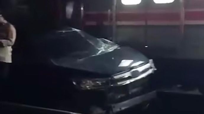 Satu unit mobil dilaporkan tertabrak kereta rel listrik (KRL) di atas underpass Jalan Soleh Iskandar, Kota Bogor, pada Jumat 3 April 2026 pagi. 