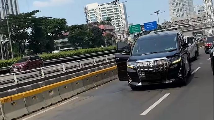 Tabrakan beruntun yang melibatkan empat kendaraan terjadi di Jalan Gatot Subroto, tepatnya di depan Smesco, pada siang hari ini, Jumat 3 April 2026.  
