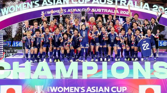 Pemain Timnas Jepang Putri merayakan keberhasilan mereka menjuarai Piala Asia Putri 2026 setelah mengalahkan Timnas Australia Putri dengan skor 1-0 pada partai final di Stadion Australia, Sydney, Sabtu (21/3/2026) waktu setempat. the-afc.com