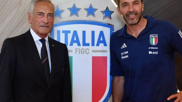 Arsip - Presiden Federasi Sepak bola IIalia Gabriele Gravina (kiri) berfoto bersama dengan ketua delegasi Gianluigi Buffon usai konferensi pers, di FIGC Coverciano Technical Centre, Coverciano, Italia, Senin (4/9/2023). ANTARA FOTO/Jennifer Lorenzini/hp.